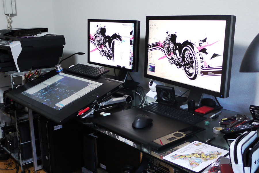 my_desk_by_redjuice999-d2krxgg.jpg